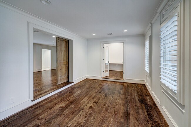 Building Photo - 14123 Carolcrest Cir