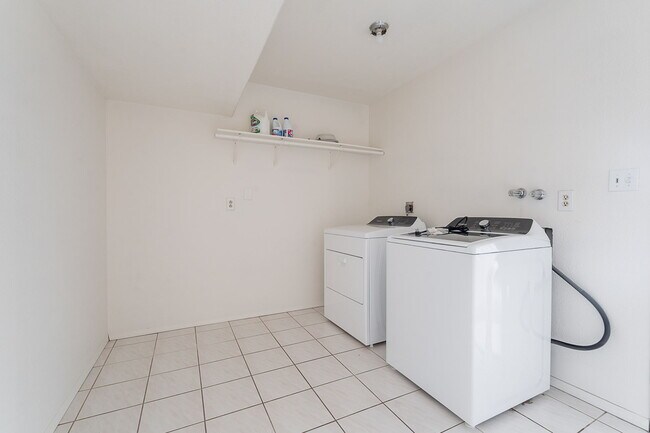 Building Photo - 2543 E Huntington Dr