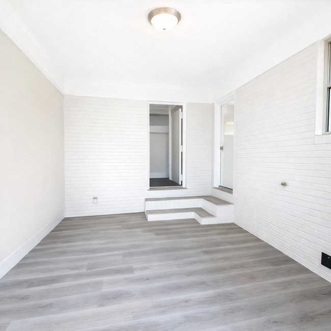 Building Photo - 547 Holly Dr