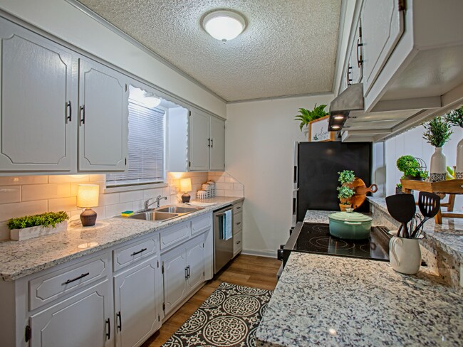 Building Photo - 2202 Aberdeen Dr