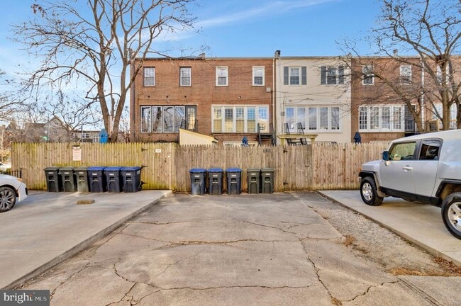 Building Photo - 1248 C St SE