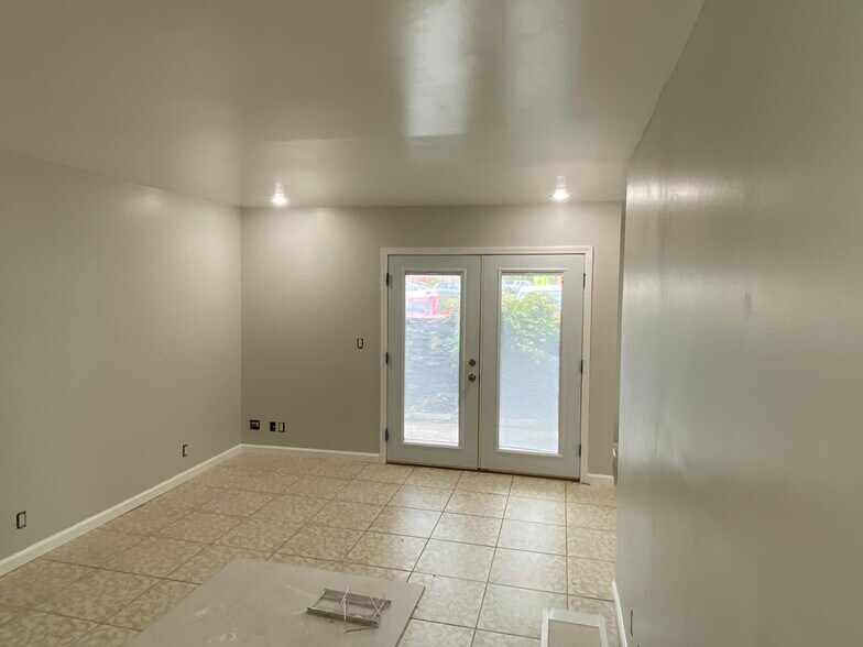 Building Photo - 515 Basswood Ave