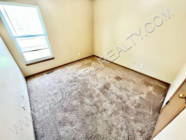 Building Photo - Spacious Gardner Duplex-Available in NOVEM...