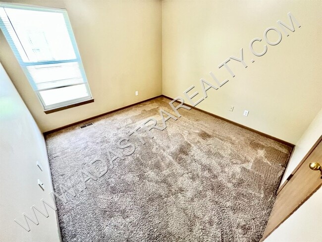 Building Photo - Spacious Gardner Duplex-Available NOW!!