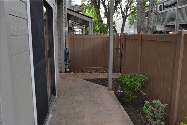 Building Photo - 2379 Briarwest Blvd