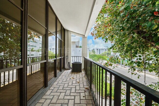 Building Photo - 2666 Tigertail Ave