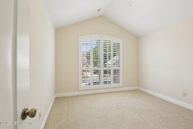 Building Photo - 717 E Dorchester Dr