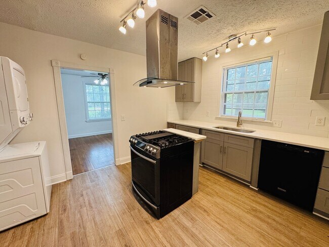 Building Photo - 4-Bedroom just perfect for your family