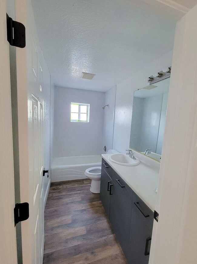 Building Photo - *utilities included* 3 bed 3 bath apartmen...
