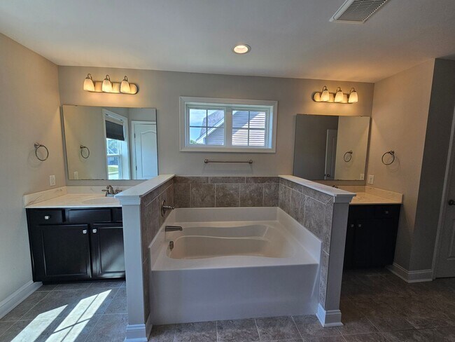 Building Photo - NEW LISTING!!!!!