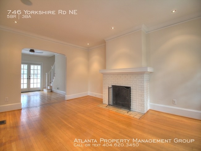 Building Photo - 746 Yorkshire Rd NE