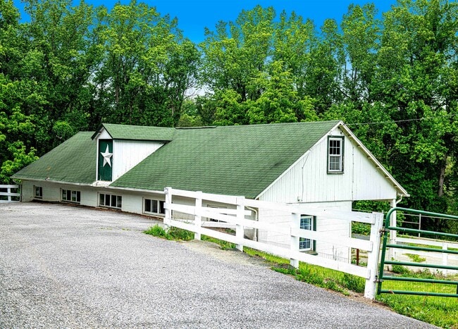 Building Photo - 607 E Wheel Rd