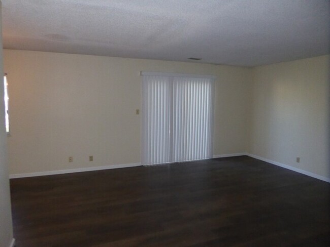 Building Photo - 2 Bedroom Apartment Across from Baesler's