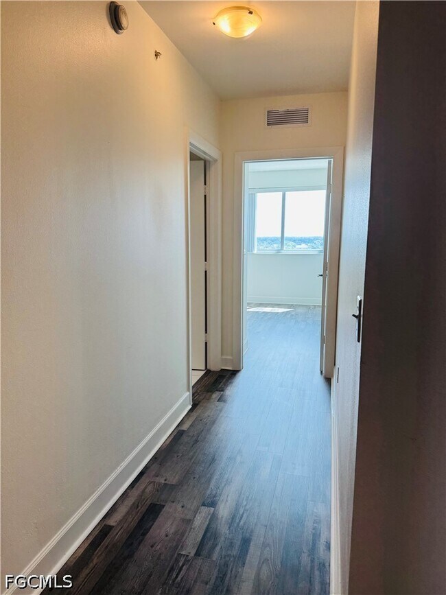 Building Photo - 3000 Oasis Grand Blvd