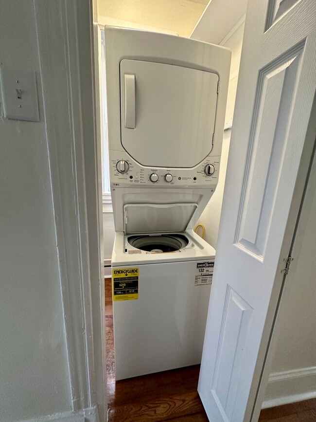 Building Photo - 1311 W Foster Ave