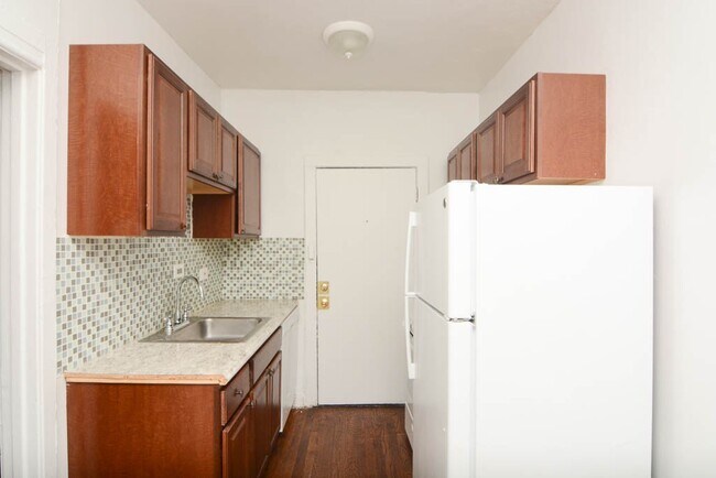 Building Photo - 931 W Sunnyside Ave
