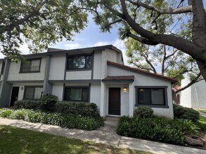 Building Photo - Fantastic 3 Bed 1.5 Bath End Unit Townhome in Orange!