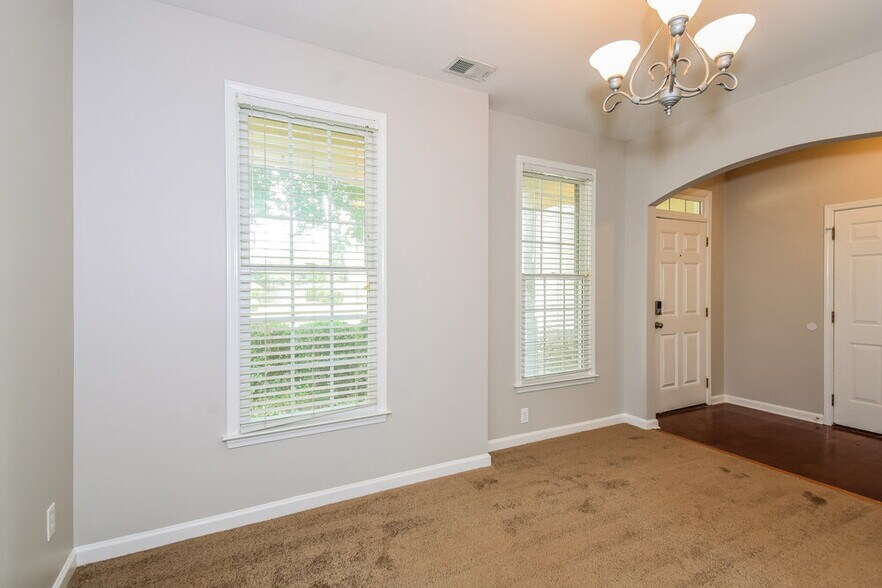 Building Photo - 226 Elmbrook Ln