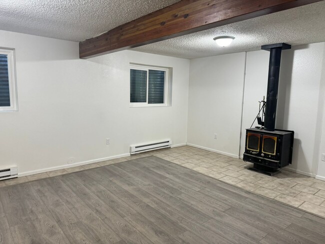 Building Photo - Refurbished Townhome