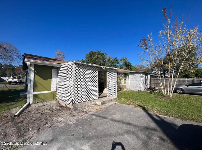 Building Photo - 329 Pine Ave