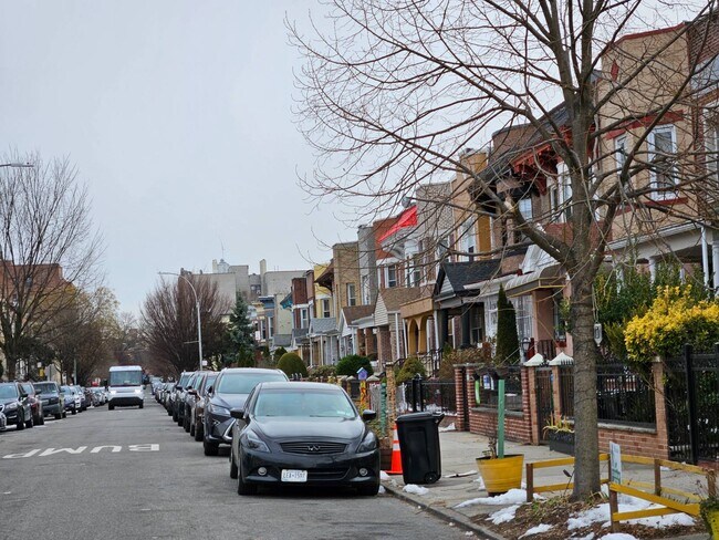 Building Photo - 312 E 26th St