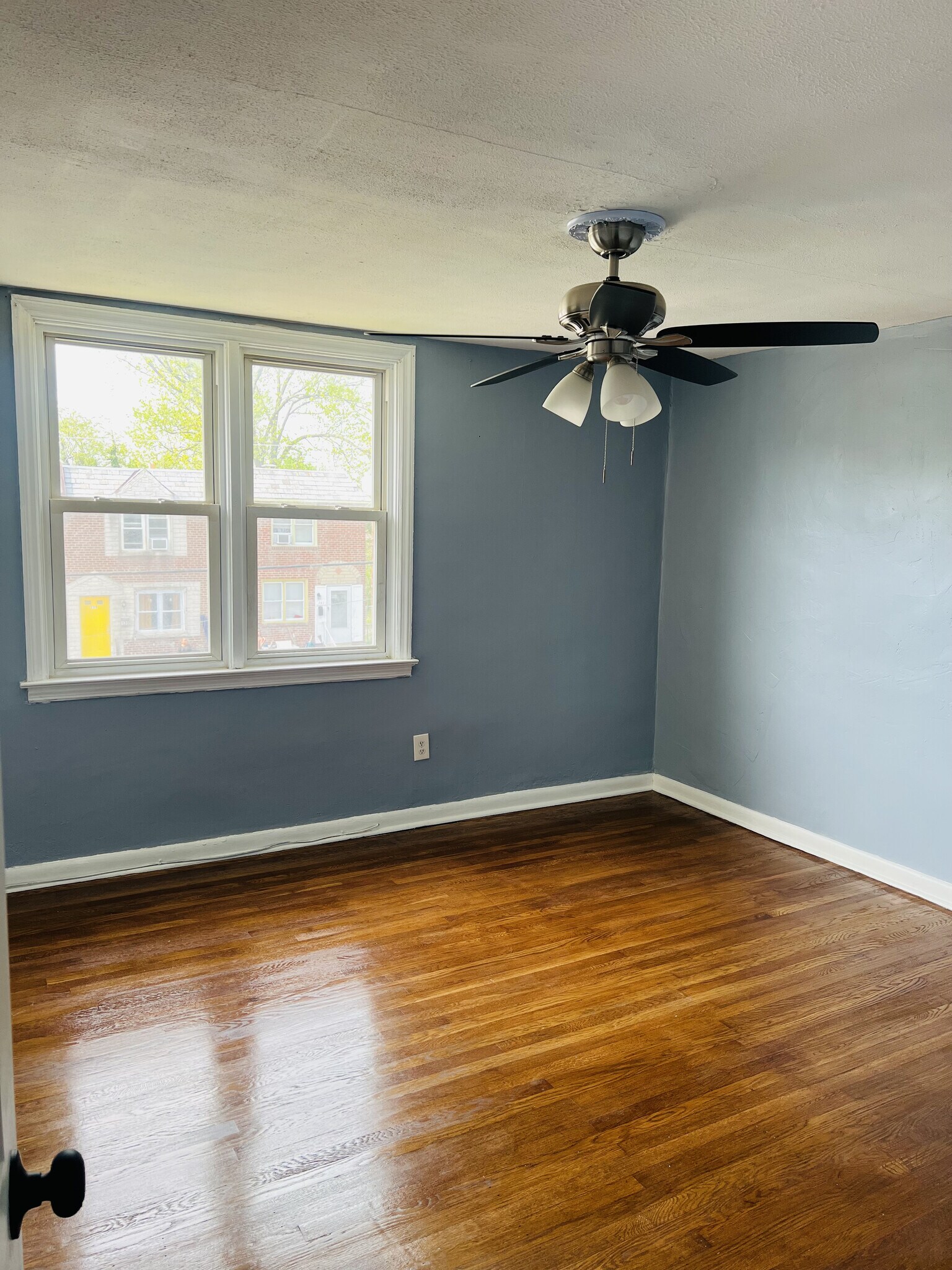 Master Room - 130 Spring Valley Rd