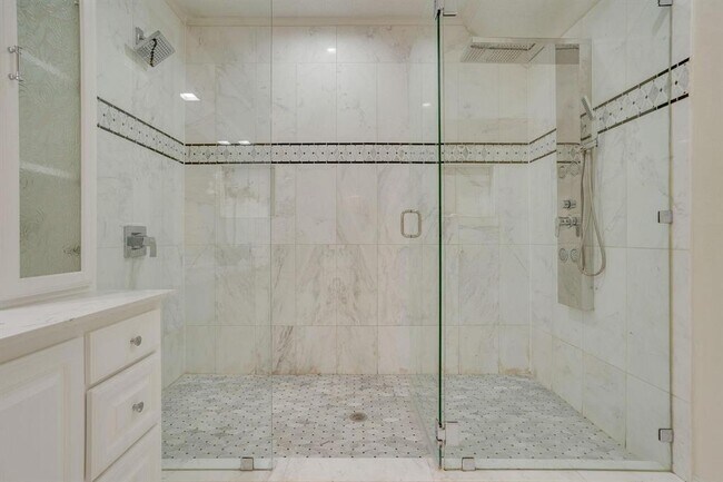 Building Photo - 2613 Brookside Dr