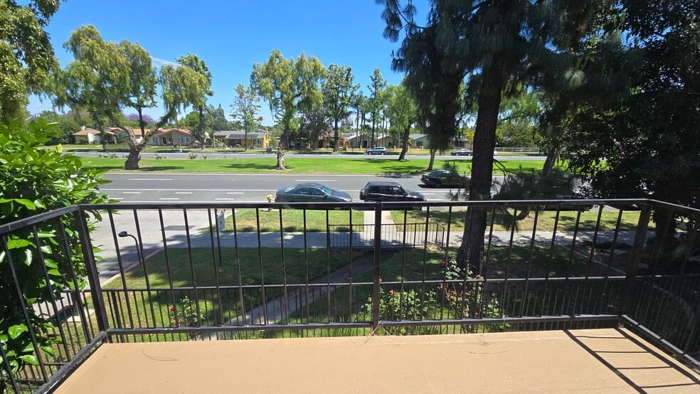 Building Photo - 2050 S Euclid Ave