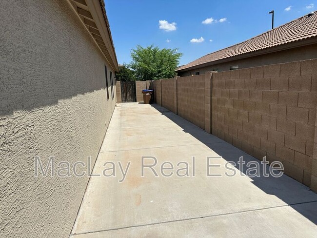 Building Photo - 2011 W Sunshine Butte Dr