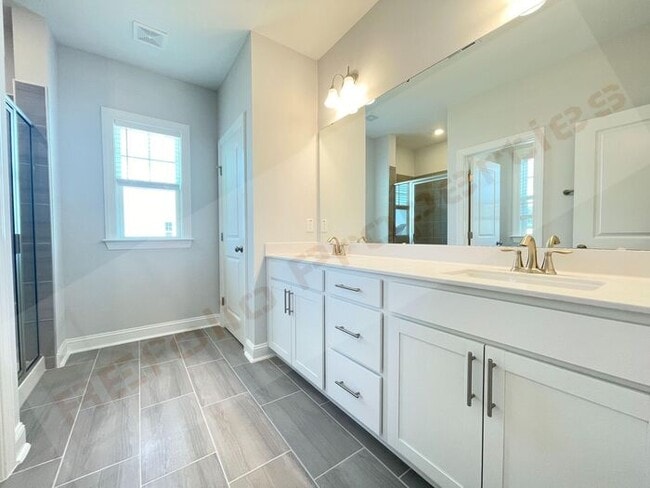 Building Photo - Gorgeous 4 Bedroom 3 Bath Home with Fiber ...