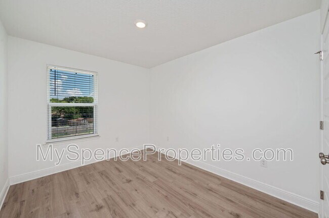 Building Photo - 5 Renea Cv