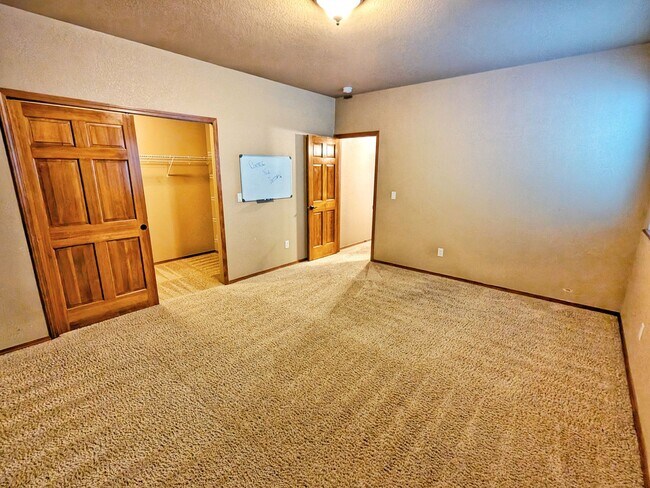 Building Photo - Gorgeous 5b 3b Single Family Home w/ a View
