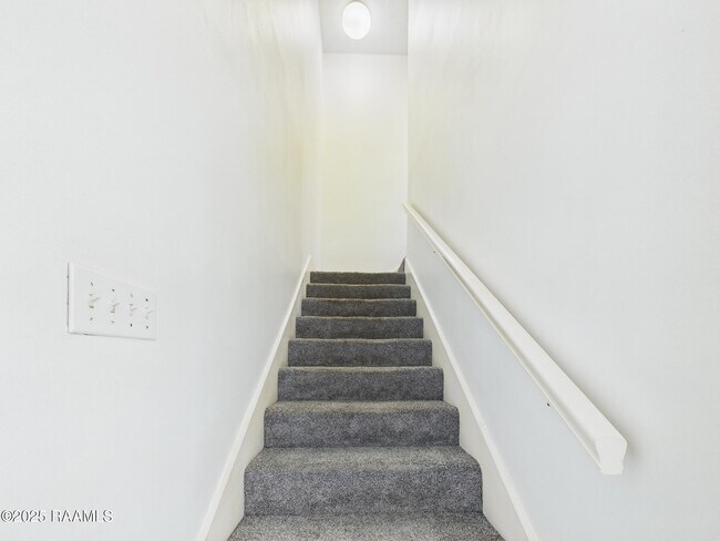 Building Photo - 19 Courtyard Cir