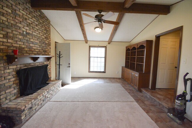 Building Photo - Unique, Conveniently Located, 4 bed 2.5 bath Home For Rent!