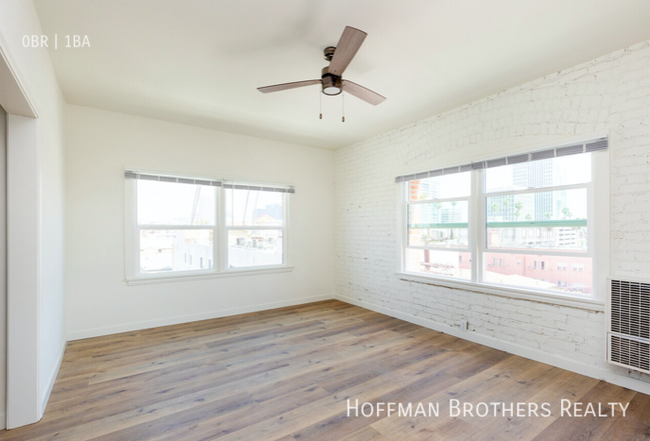 Building Photo - 518 S St Andrews Pl