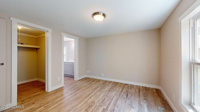 Building Photo - 308 Queens Rd