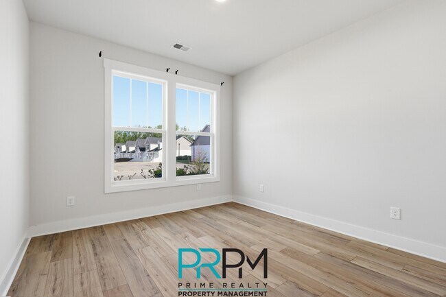 Building Photo - 6 Thornfield Dr