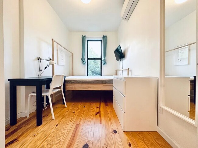 Building Photo - Furnished room/NOT APARTMENT