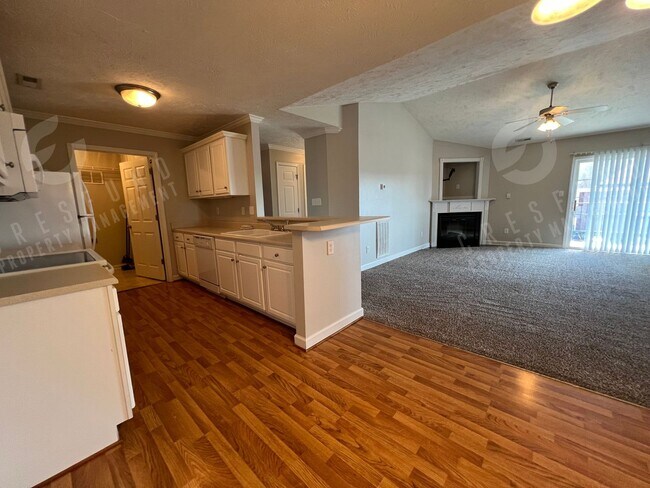 Building Photo - 2Bdrm 2Bath in Gated Community - Available Now!