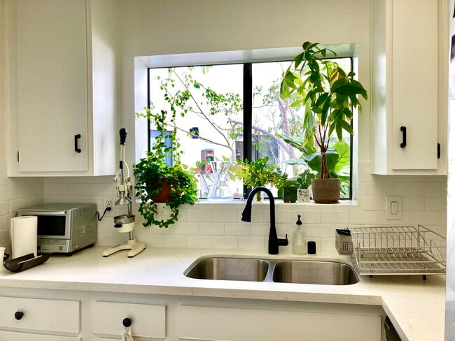 Building Photo - 2500 Abbot Kinney Blvd