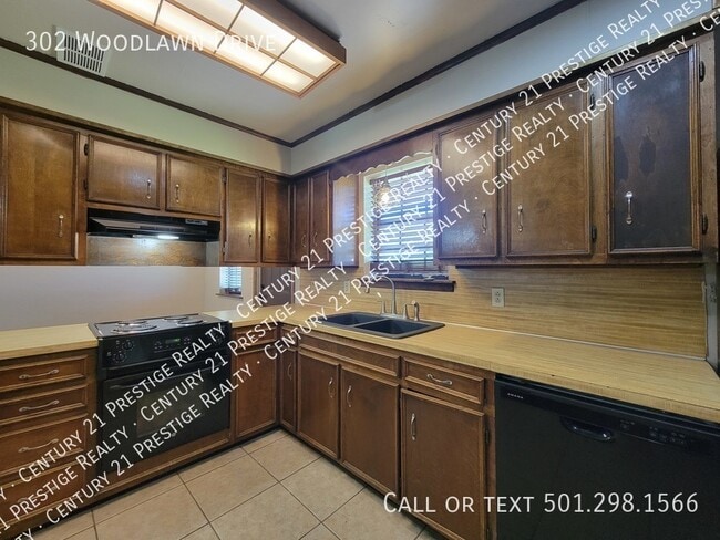 Building Photo - 302 Woodlawn Dr