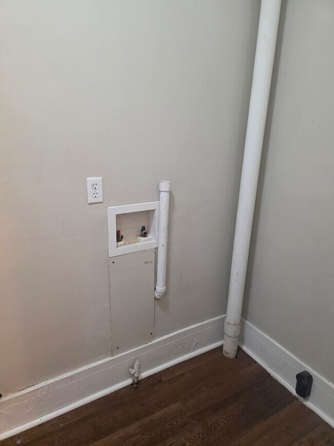 Building Photo - *PENDING* Recently Remodeled 2-Bedroom, 2-Bathroom Home – $1,100/Month - Accepting Section 8