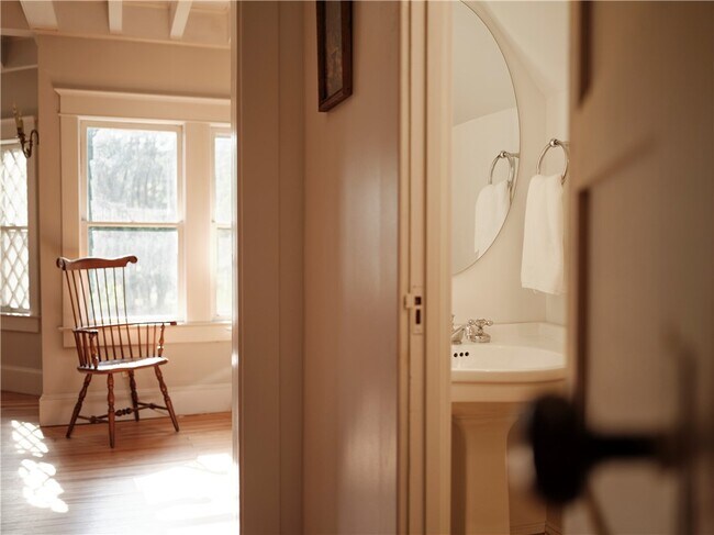 Building Photo - 38 Lake St