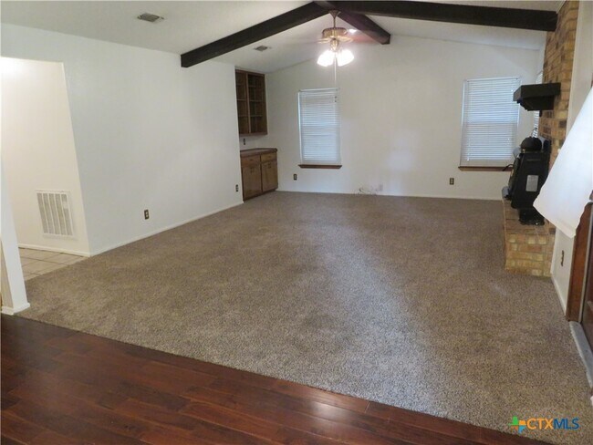 Building Photo - 139 Lone Oak St