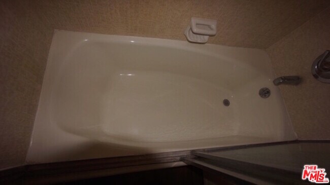 Building Photo - 1418 S Bentley Ave