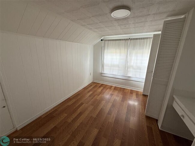 Building Photo - 5025 SW 64th Ave