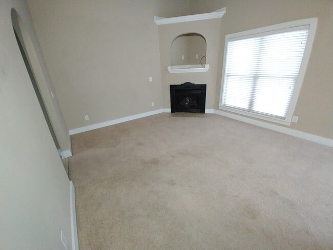 Building Photo - 2000 Rossburg Pl