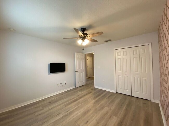 Building Photo - 541 Las Fuentes Dr