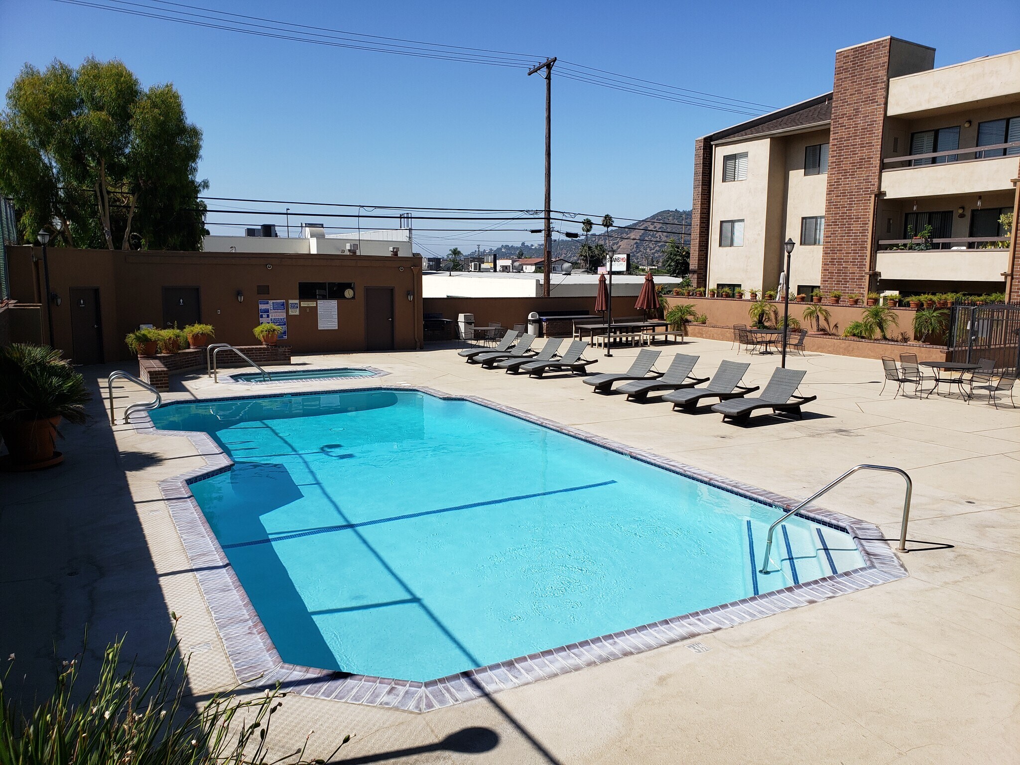 Swimming pool - 424 Oak St