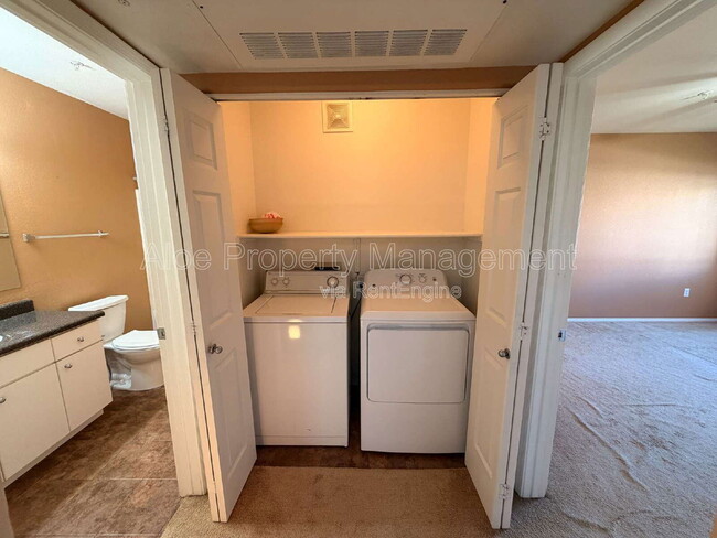 Building Photo - 1295 N Ash St